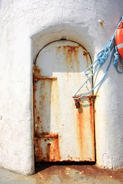 Stary, zardzewiały drzwi w latarni — Zdjęcie stockowe