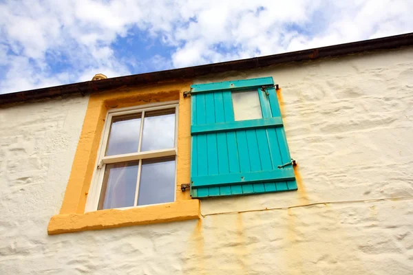 Stare okno z drewnianymi okiennicami — Zdjęcie stockowe