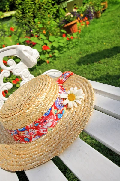 Peacuful letni ogród z kapelusza — Zdjęcie stockowe