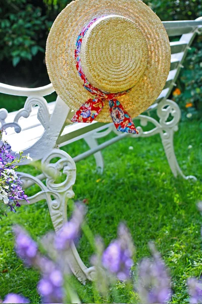 Peacuful καλοκαιρινό κήπο με ένα καπέλο — Φωτογραφία Αρχείου