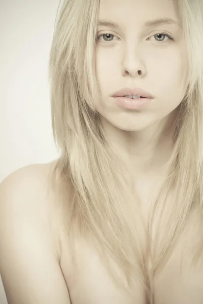 Sensuele hoge belangrijke portret blond meisje — Stockfoto