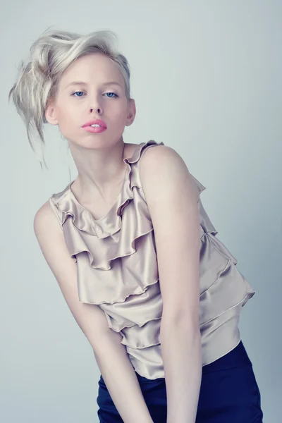 Prachtige blond mode meisje, zilveren terug naar boven — Stockfoto
