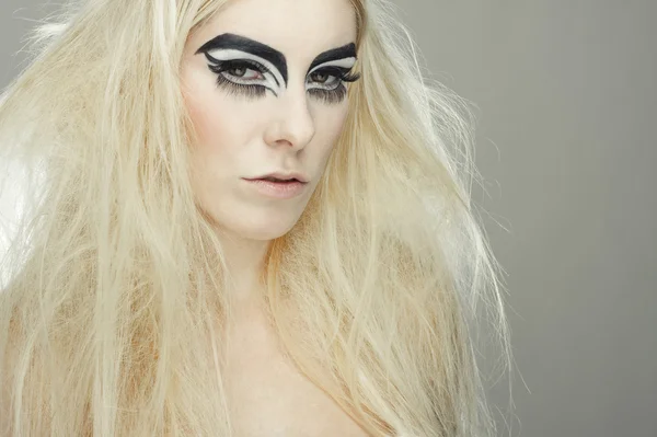 Prachtige blond meisje met kat ogen make-up — Stockfoto