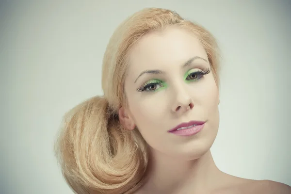 Schöne blonde Mädchen, fröhliche bunte Make-up — Stockfoto