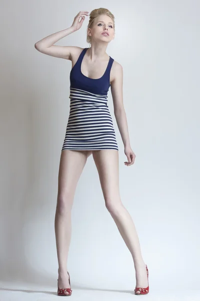 Vonzó lány divat a mini ruha — Stock Fotó
