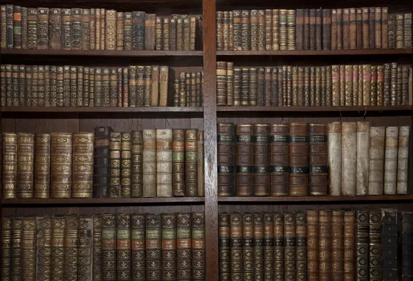 Старі книги в старій бібліотеці — стокове фото