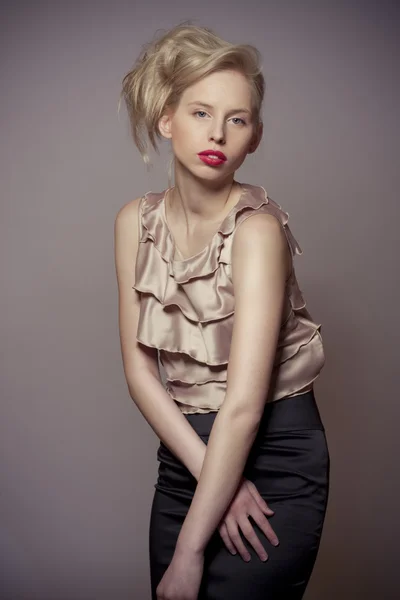 Módní blonďaté atraktivní dívka — Stock fotografie