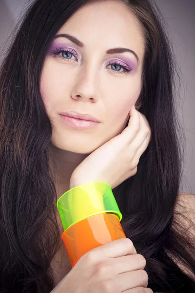 Krásná dívka s barevný náramek — Stock fotografie