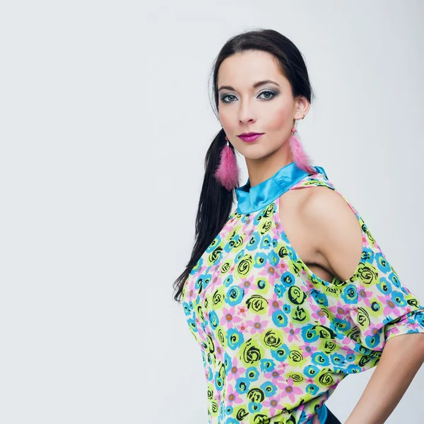 Mooie mode meisje in kleurrijke kleding — Stockfoto