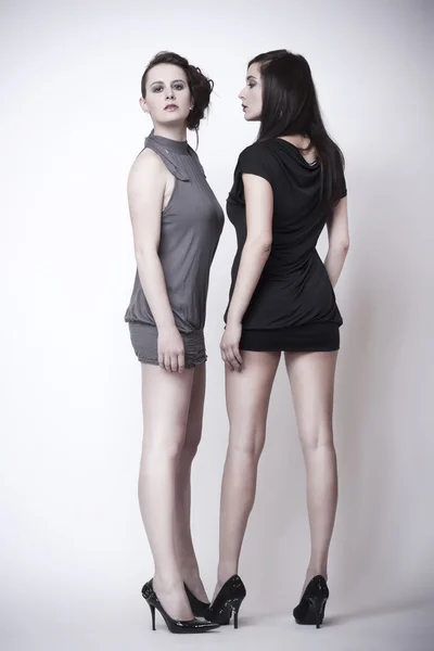 Studio moda obraz dwóch pięknych młodych kobiet — Zdjęcie stockowe