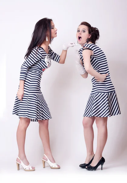 Studio mode bild av två vackra unga kvinnor — Stockfoto