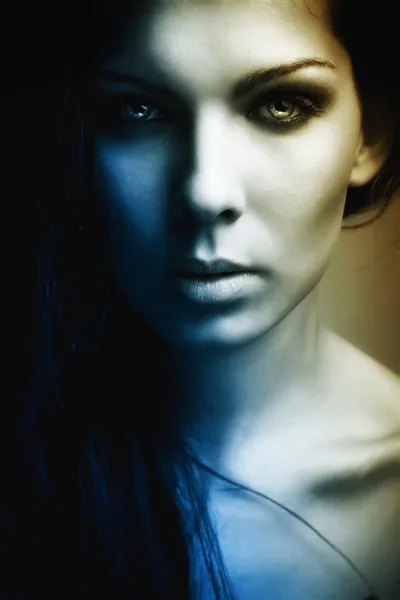 Екстравагантна красива дівчина темний портрет Ліцензійні Стокові Зображення