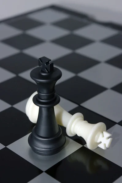 Chess kings : lâche et vainqueur Photos De Stock Libres De Droits