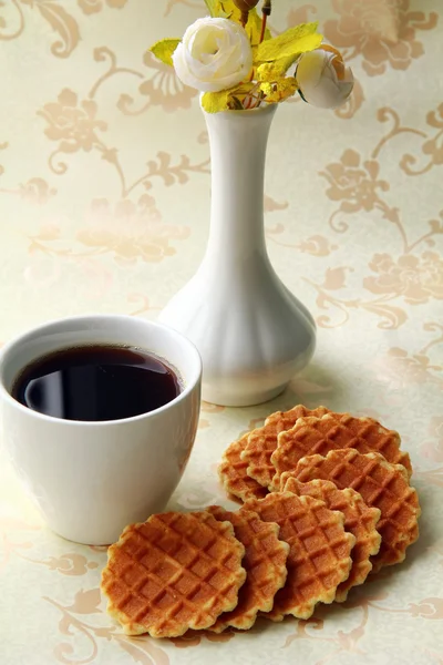Filiżankę czarnej kawy i belgijskie gofry na deser — Zdjęcie stockowe