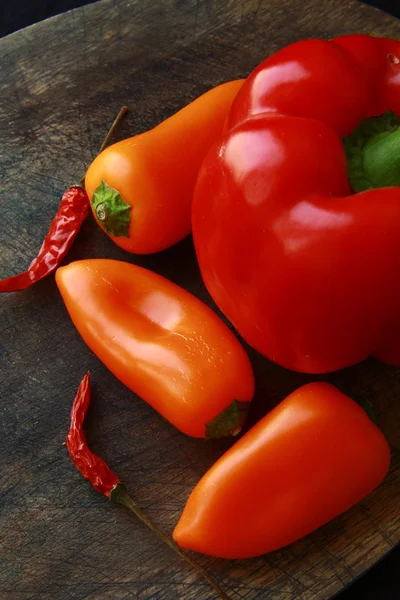 Olika färska grönsaker på bordet — Stockfoto