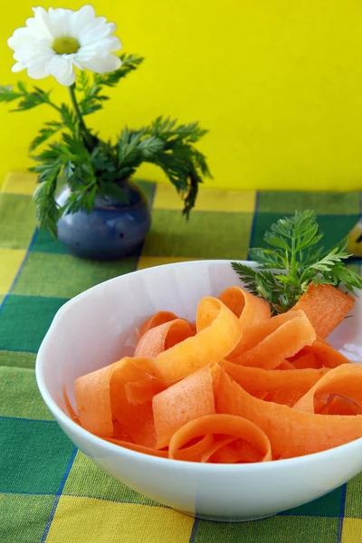 Karottensalat in weißer Schüssel mit Basilikum — Stockfoto