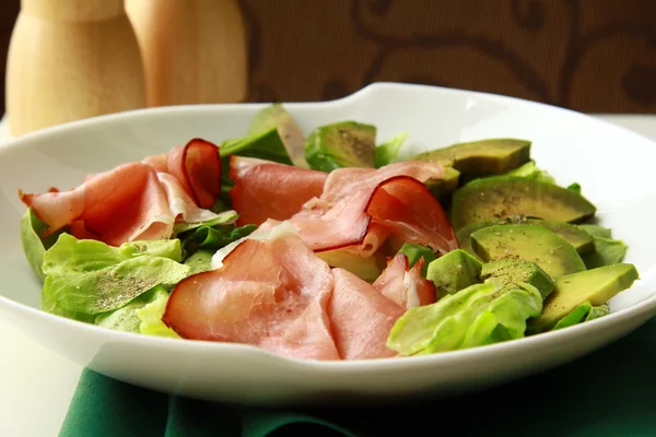 Salad with parma ham and avocado, and lettuce — Stockfoto