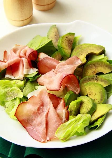 Salada com presunto de parma e abacate, e alface — Fotografia de Stock