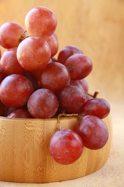 Большой красный спелый виноград и вино на естественном фоне — стоковое фото