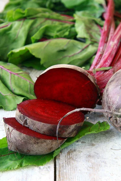 Young, fresh organic beets with green leaves on the table — Stock Photo, Image
