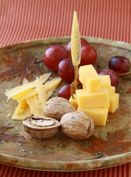 Сырная тарелка с виноградом и грецкими орехами — стоковое фото