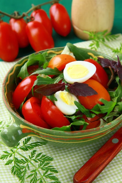 Salada fresca com ovos de tomate e codorniz em tigela em uma toalha de mesa verde — Fotografia de Stock