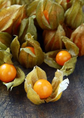 gele organische physalis op een houten bordahşap tahta üzerinde sarı organik physalis