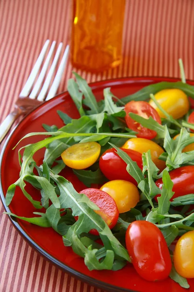 Salada com arugula e tomate cereja — Fotografia de Stock