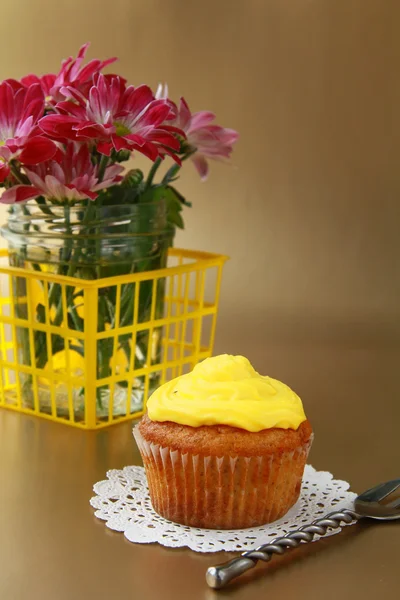 Cupcake med gula grädde på ett träbord — Stockfoto