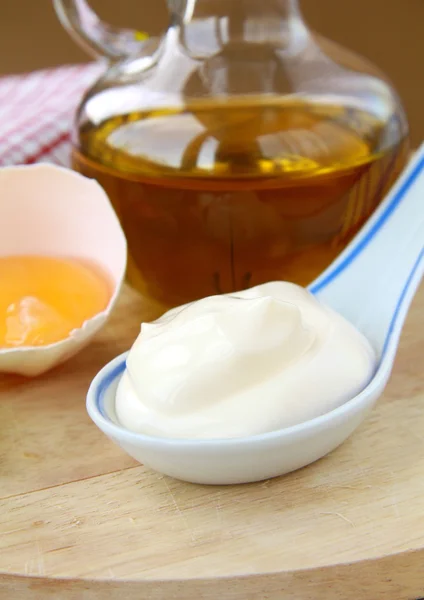 Ahşap tahta üzerine zeytin yağı ve yumurta mayonez — Stok fotoğraf