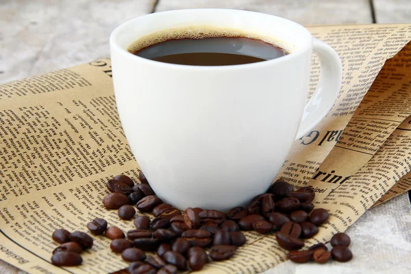 Tazza di caffè nero e chicchi di caffè — Foto Stock