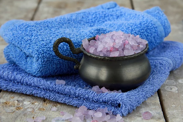Spa stilleven .bath Lila zout, handdoek en bloemen — Stockfoto