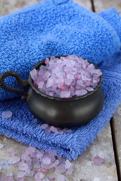 Spa naturaleza muerta .Bath lila sal, toalla y flores — Foto de Stock