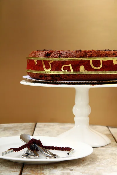 Шоколадний смачний торт на білій тарілці — стокове фото
