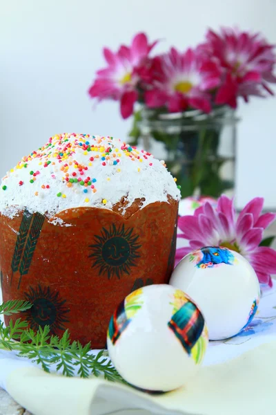 Пасхальный торт с глазурью и цветными пасхальными яйцами — стоковое фото
