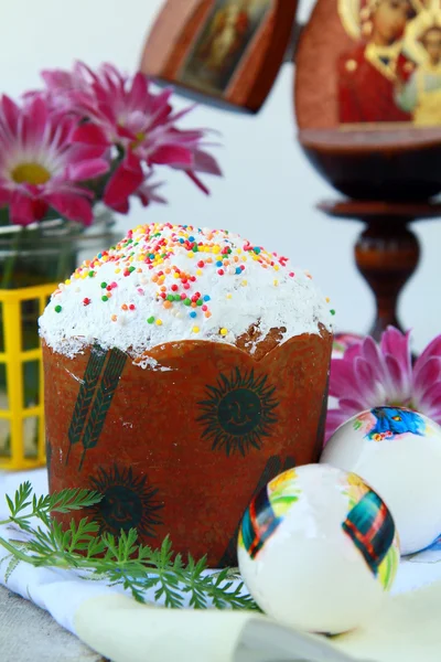 Wielkanocne ciasto z lukrowane oblodzenia i kolorowe pisanki — Zdjęcie stockowe