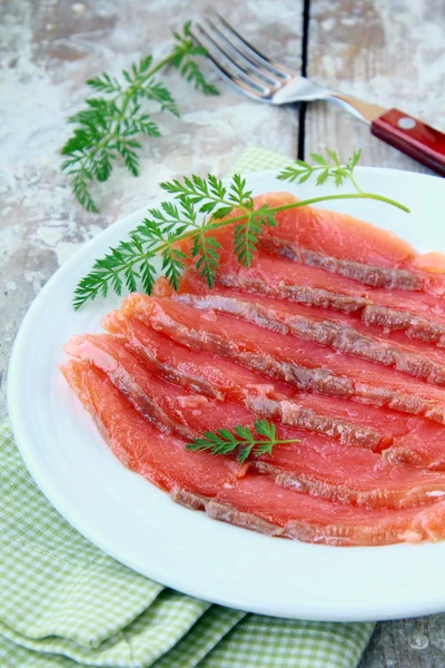 Poisson rouge de saumon salé tranché sur une assiette — Photo