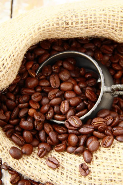 Grains de café aromatiques frais dans une cafetière en métal — Photo