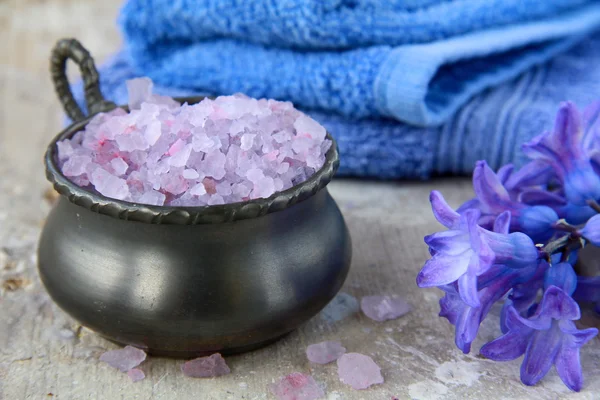 Spa ainda vida .Bath lilás sal, toalha e flores — Fotografia de Stock