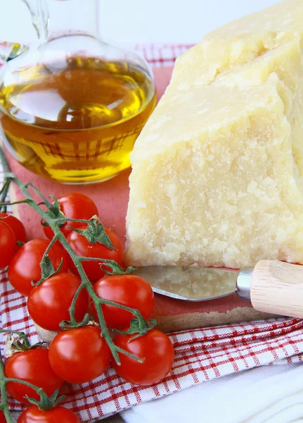 Сыр пармезан на деревянном столе с ножом — стоковое фото