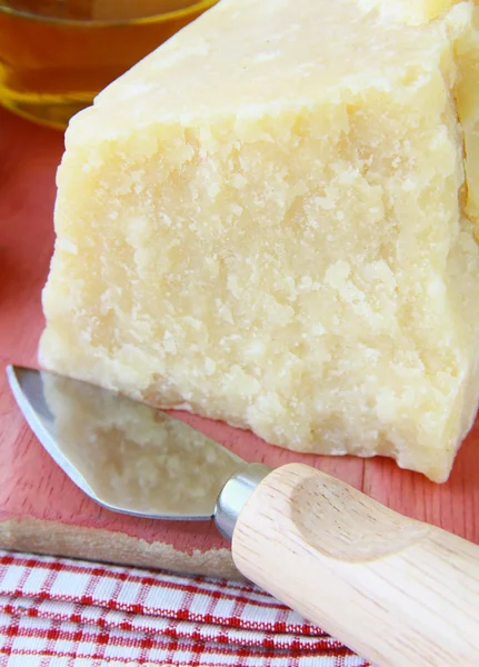 Parmezaanse kaas op een houten tafel met mes — Stockfoto