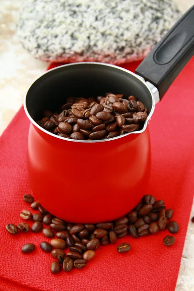 金属製のコーヒー鍋に新鮮な芳香族コーヒー豆 — ストック写真
