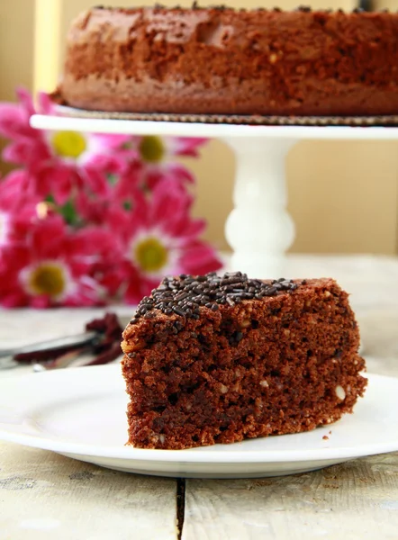Lahodný čokoládový dort na bílé desce — Stock fotografie