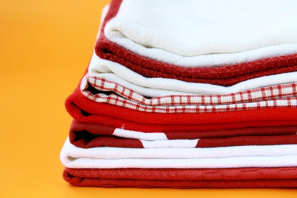 Pile de linge de cuisine serviettes avec de l'espace pour votre texte — Photo