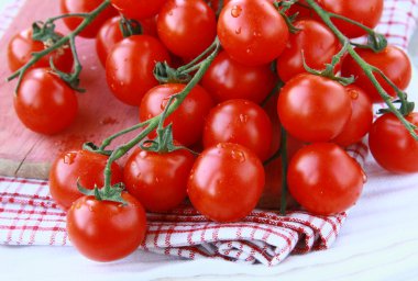 mutfak havlu üzerinde olgunlaşmış taze kiraz domates