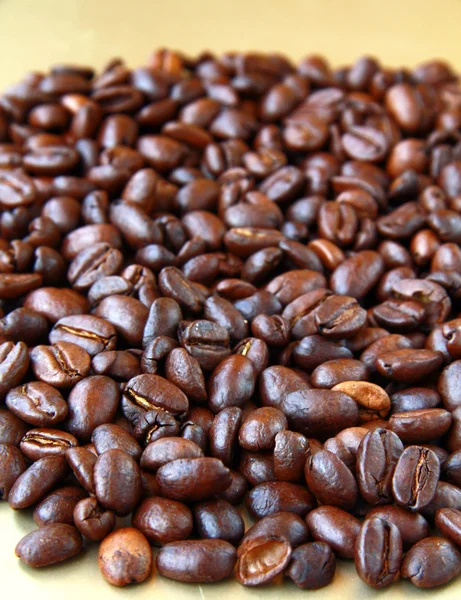 Grãos de café aromáticos frescos em um saco de linho — Fotografia de Stock