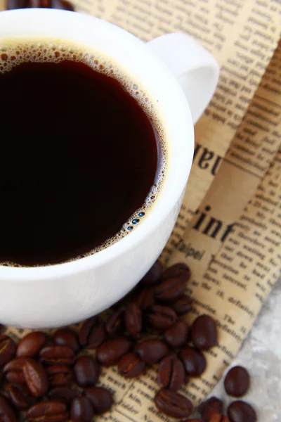 Taza de café negro y granos de café —  Fotos de Stock