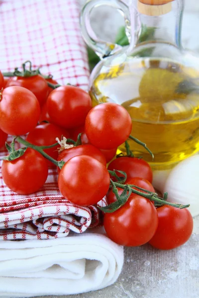 Těstoviny přísada olivový olej, rajčata italské zátiší — Stock fotografie