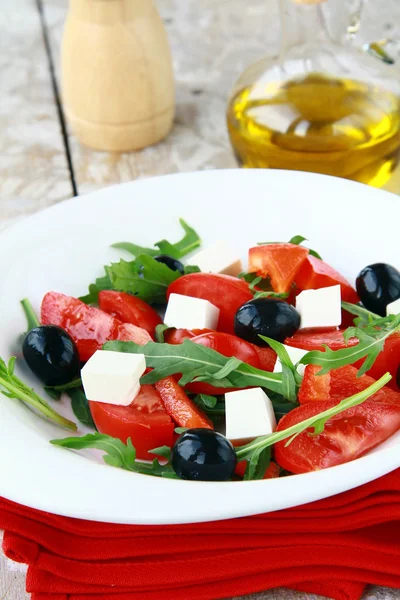 Ensalada griega mediterránea con queso feta, aceitunas y pimientos —  Fotos de Stock