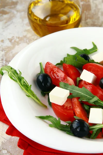 Salată mediteraneană grecească cu brânză feta, măsline și ardei — Fotografie, imagine de stoc
